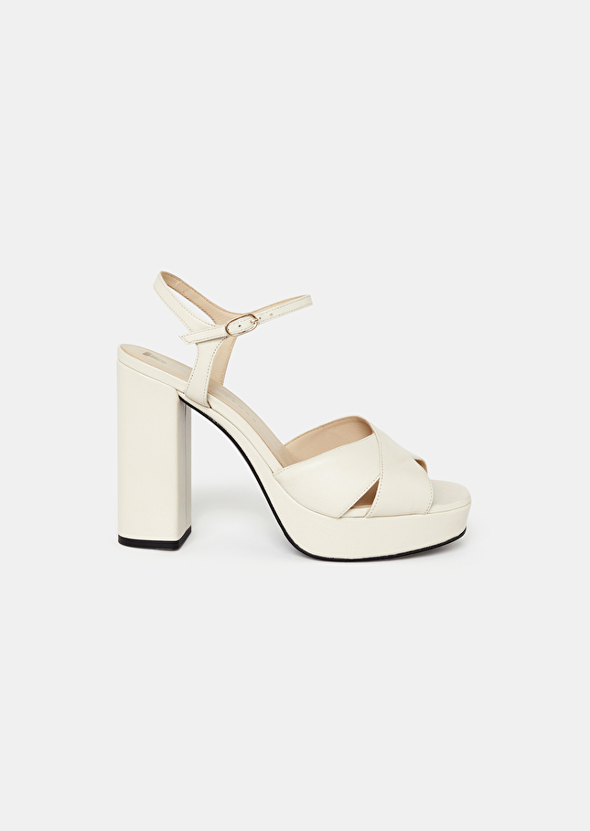 Sandales Kourtney écrues en cuir Craie TARA JARMON